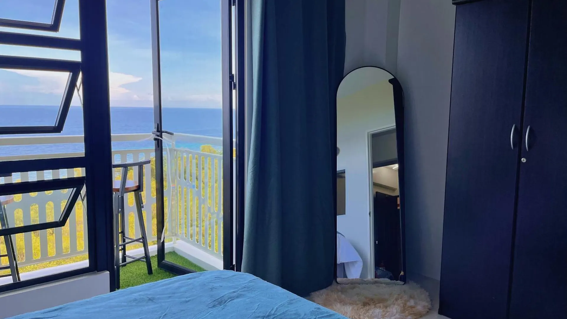 Panglao Luxury Sea View Condo, Pool, Cafe - Suite 820 Dauis Apartment